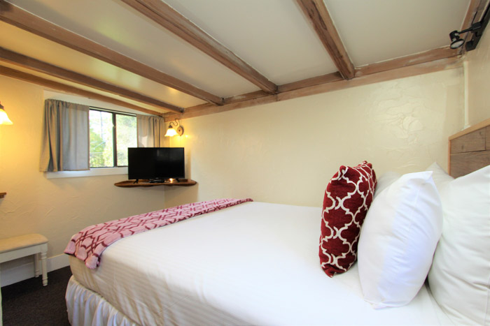 carmel cottage with bed and TV